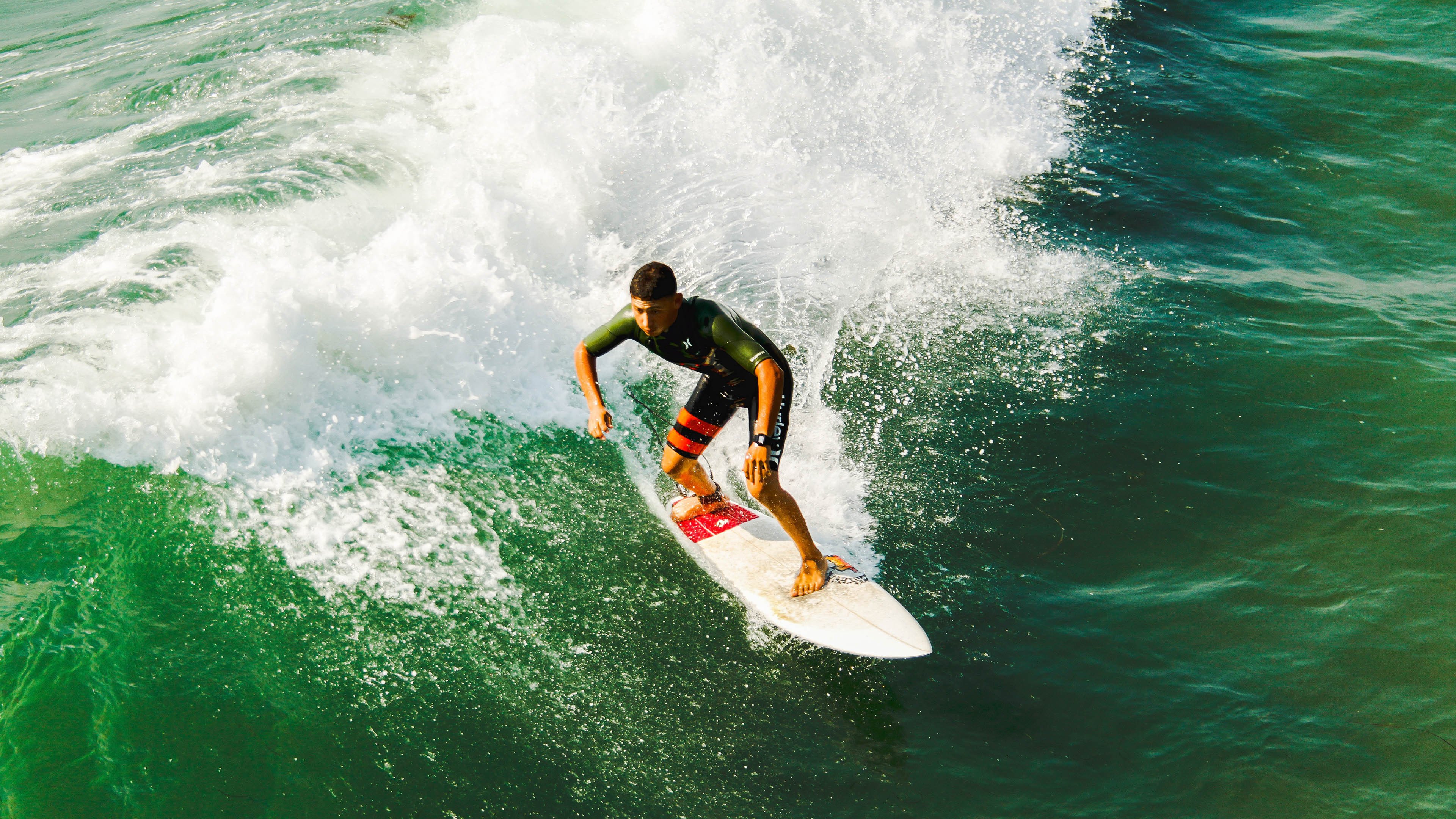 湖人年轻球员频频挑战老将形成积极竞争氛围，湖人年龄最大的球员